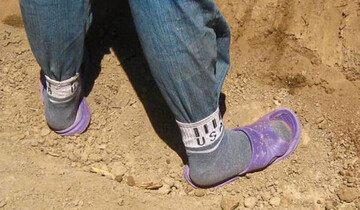 Eine gute Arbeitsbekleidung wirkt
sich positiv auf das Wohlbefinden und
die Leistung der Mitarbeiter aus. Diese
Schuhe tragen nicht zur Standsicherheit
der Person bei.