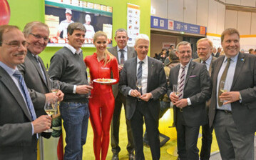 Zuversichtlich und gut gelaunt zeigten sich die Beteiligten
auf der Fruit Logistica 2014 v.l.n.r.: Dr. Hans-Dieter
Stallknecht (BOG-Geschäftsführer), Jens Stechmann
(BOG-Vorsitzender), Philipp Moser mit Dame als Aussteller,
Norbert Schäfer (stellvertretender Vorsitzender
Fachgruppe Obstbau), Hartmut Weimann (ZVG-Vizepräsident),
Jürgen Mertz (ZVG-Präsident), Jochen Winkhoff
(Geschäftsführer Fachgruppe Gemüsebau) und Andreas
Lohff (ZVG-Vizepräsident)