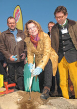 Sie stachen den ersten Spargel
(v.l.n.r.): Rolf Meinhardt,
AK Spargel Südhessen, die
hessische Staatsministerin
Priska Hinz und Johann
Ferber, Aufsichtsratsvorsitzender
der MGH