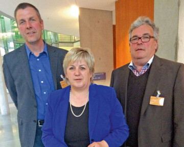 Mit Kordula Kovac, MdB, zuständig für die Sonderkulturen in
der CDU/CSU-Bundestagsfraktion Arbeitsgruppe Ernährung
und Landwirtschaft sprachen der Vorsitzende der Fachgruppe
Gemüsebau Christian Ufen (links) und sein Stellvertreter
Willi Böck am 1. April 2014 im Paul-Löbe-Haus Berlin.