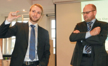 Simon Behrens (l.) zu Thomas Albers (r.): Trotz EEG-Umlage
ist der Strom heute etwa gleich teuer wie 1991, gemessen an
dem Anteil vom Nettoeinkommen. Dafr erhlt heute im Mittel
jeder Verbraucher etwa 40% Erneuerbare Energien-Strom
aus der Steckdose.