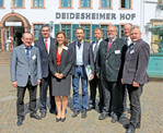 Sie informierten anlässlich der
Jahrespressekonferenz von Bayer
CropScience Deutschland GmbH
kürzlich in Deidesheim (v.l.n.r.): Georg
Beer, Vertriebsteamleiter Sonderkulturen,
Heinz Breuer, Pressereferent,
Belinda Giesen-Druse, Frank Kuhmann,
Produktmanager Sonderkulturen,
Hans-Joachim Duch, Applikationstechnik
und Umweltschutz, Dr. Hans-Josef
Diehl, Leiter Entwicklung, und
Dr. Torsten Griebel sowie Jörg Geithel,
beide Regionale Beratungs- und
Marketing-Manager Weinbau.