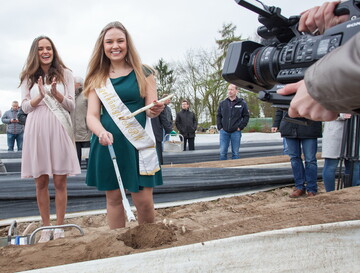 NRW-Spargelknigin Pauline I. mit dem ersten frisch gestochenen Spargel der Saison. Kollegin Christina I. freut sich ber den gelungenen Auftakt. 