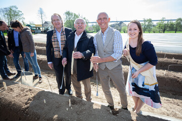 Spargelknigin NRW Christine I. sticht den ersten Spargel der Saison 2019 unter den Augen der Medien, Fachleuten und Gsten, von rechts nach links: Christine I., Oberbrgermeister der Stadt Mlheim an der Ruhr, Ulrich Scholten, 1.Brgermeister der Stadt Essen, Rudolf Jelinek und Vorsitzender der Vereinigung der Spargelanbauer, Willy Kreienbaum.