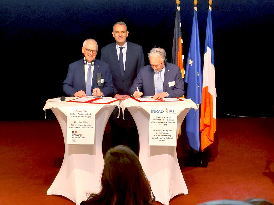Prof. Dr. Christian Huyghe (links), Wissenschaftlicher Direktor der INRAe und JKI-Präsident Prof. Dr. Frank Ordon (rechts) beim Signieren der Kooperationsvereinbarung in der französischen Botschaft in Berlin. Im Hintergrund der Botschaftsgesandte Emmanuel Cohet. <br>