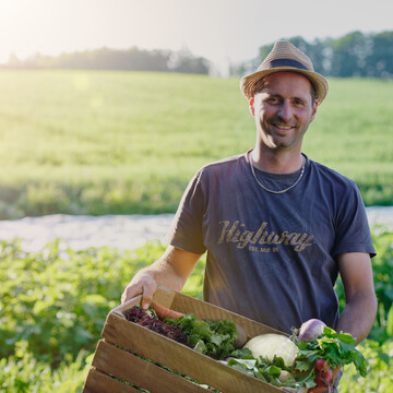 Stefan Dellinger aus Unering, zwischen Ammersee und Starnberger See in Oberbayern, hat den Frderpreis Gemeinsam Boden gut machen fr seinen Einstieg in den Biolandbau bekommen: Er bewirtschaftet seinen Gemsebaubetrieb mit Gemseaufbereitung fr die Gemeinschaftsverpflegung seit 2020 nach Bioland-Richtlinien. 