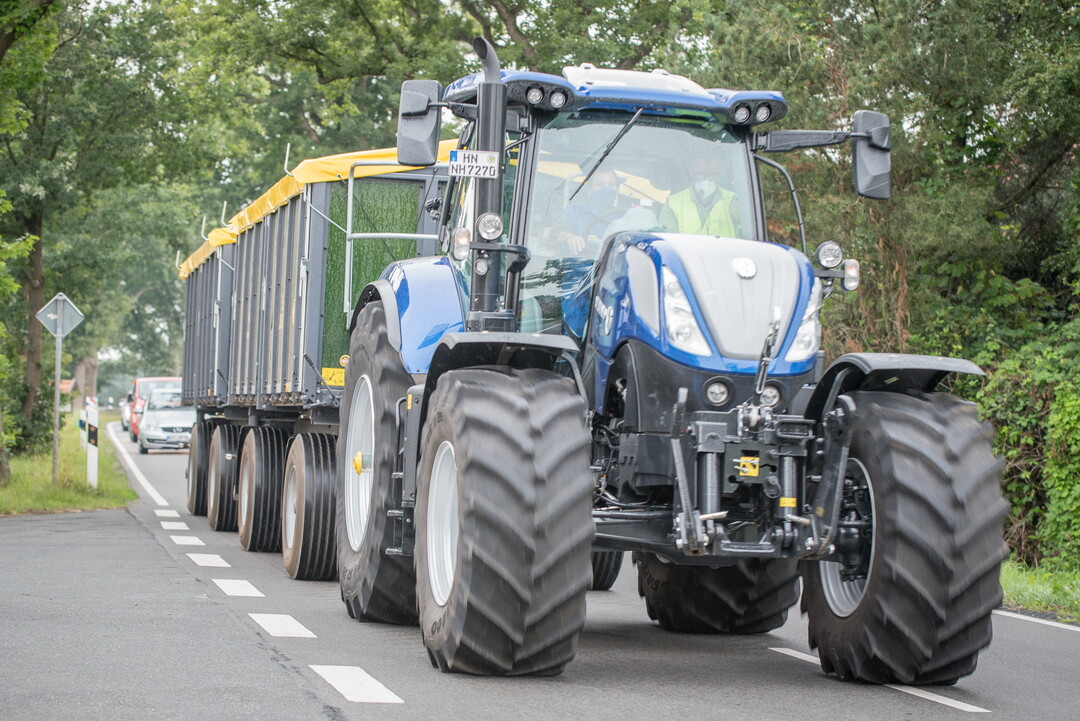 Transporte gehren zu den typischen Aufgaben der 250-PS-Klasse  dabei spielt der Kraftstoffverbrauch eine wichtige Rolle. Auf einer Rundstrecke bei Westerstede mussten die sechs Probanden jeweils zwei Anhnger mit 30 Tonnen Gewicht ziehen.