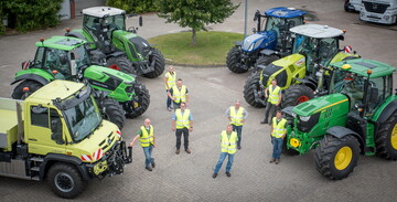 Sechs Fahrzeuge der 250-PS-Klasse nahmen die Landtechnik-Fachleute der Landwirtschaftskammer Niedersachsen auf dem Gelnde sowie im Umland der Agrartechnik-Lehreinrichtung DEULA in Westerstede (Kreis Ammerland) unter die Lupe. Von vorne links im Uhrzeigersinn: Mercedes-Benz Unimog U 427, Deutz-Fahr Agrotron 7250 TTV, Fendt 826 Vario, New Holland T7 270, Claas Axion 830 Cebis und John Deere 6215R.