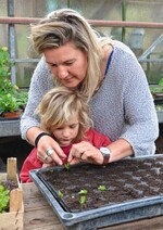 Wissen, wo der Salat herkommt:
Lehrerin Nicole Schrafft aus Bad
Waldsee ist es wichtig, dass auch
ihr Kind weiß, wie junge Salatpflanzen
wachsen und gedeihen.