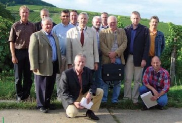 Grndeten den Verein Deutsche Gemsejungpflanzenbetriebe e.V.: (v.l.n.r.) Harald Tnzler, Rudolf Sinn, Alfons Hartmann, Peter Stader, Gerhard Happold, Ralf Winkelmann (kniend), Helmut Trbenbach, Herbert Postweiler, Robert Stefan, Gerd Gernert, Josef Lske, Jrgen Forker und Gunnar Eisemann (kniend)