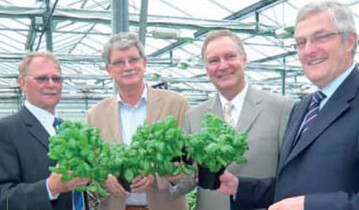v.l.n.r.: Gerhard Schulz setzte sich im Gesprch mit Bundestagsabgeordnetem Hans-Michael Goldmann, Europa-Parlamentarier Prof. Dr. Hans-Peter Mayer und Jrgen Otzen, Landwirtschaftskammer Niedersachsen, fr die zonale Zulassung von Pflanzenschutzmitteln ein.