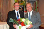 Der Vorsitzende der Fachgruppe Gemüsebau, Gerhard Schulz,
überreicht dem Präsidenten des Zentralverbandes Gartenbau e.V.
(ZVG), Heinz Herker, ein Präsent mit knackigen frischen
Gemüsearten aus deutschen Landen.