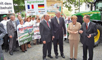 Bundeskanzlerin Angela Merkel auf dem Deutschen Bauerntag
2008 in Berlin (v.l.n.r.): MdB und DBV-Vizeprsident Norbert
Schindler, Minister Horst Seehofer, Bundeskanzlerin Angela
Merkel, DBV-Prsiden Gerd Sonnleitner