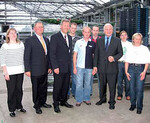 (v.l.n.r.) Zu Besuch im Betrieb von Gerhard Schulz, Papenburg, war der Ministerpräsident des Landes Niedersachsen, Christian Wulff, in Begleitung von Kultusminister Bernd Busemann. Das Bild zeigt auch die nächste Generation des Betriebs, die Söhne Matthias und Axel Schulz (Mitte)