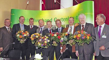 Diskutierten ber die Zukunftsaussichten der Branche (v.l.): ZVGVizeprsident
Jrgen Mertz, Prof. Dr. Wolfgang Bokelmann, ZVGVizeprsident
Andreas Lohff, Prof. Dr. Volker Henning, Prof. Dr.
Karl-Heinz Strauch, Prof. Dr. Ludger Hendriks, Prof. Dr. Thomas
Rath, Dr. Karl-Heinz Kerstjens und ZVG-Prsident Heinz Herker.