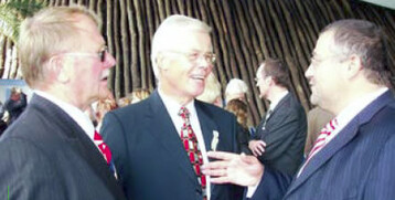 Dr. Hans-Hermann Bentrup (Bildmitte) im Gesprch mit Gerhard
Schulz (links) wurde mit der Ernst-Schrder-Mnze ausgezeichnet.