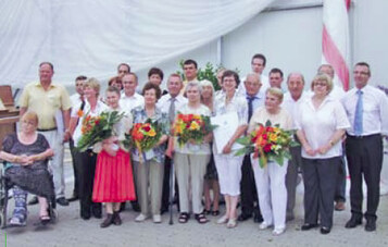 Geehrt wurden die Erstsiedler Hans und Elisabeth Molcz,
Elfriede und Albrecht Mller, Gudrun und Jrgen List, Peter und Erika Bttcher sowie die Inhaber von Betrieben in zweiter und dritter Generation Heidi Molcz, Karl-Ludwig Haller, Steffen
Bttcher, Werner Bartholme, Mller, Ewald Katzmarczyk, Jrgen List, Andreas List, Rolf Poerschke und Matthias Wilhelm; rechts Dr. Anna Runzheimer in Vertretung des hessischen Landwirtschaftsministers Wilhelm Dietzel und der Prsident des
Hessischen Grtnereiverbands Jrgen Mertz