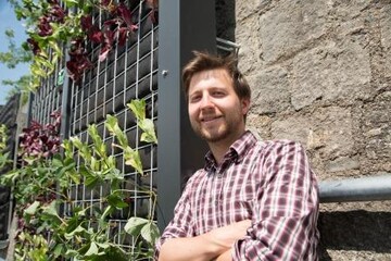 Versuchsleiter Florian Demling neben dem fertig bepflanzten Gabionen-System. Erst wenn alle Ergebnisse und Auswertungen vorliegen wird sich zeigen, welches System die Nase vorne hat