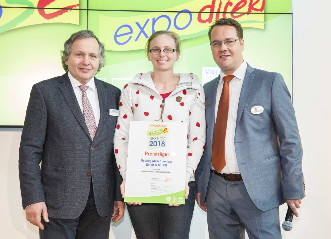  Innovationspreis fr selbstfahrenden Rankenschneider von Heuling Maschinenbau: (v.l.n.r.) Ulrich Heuling und Laura Heuling, Geschftsfhrer von Heuling Maschinenbau, und Simon Schumacher, VSSE-Vorstandssprecher.