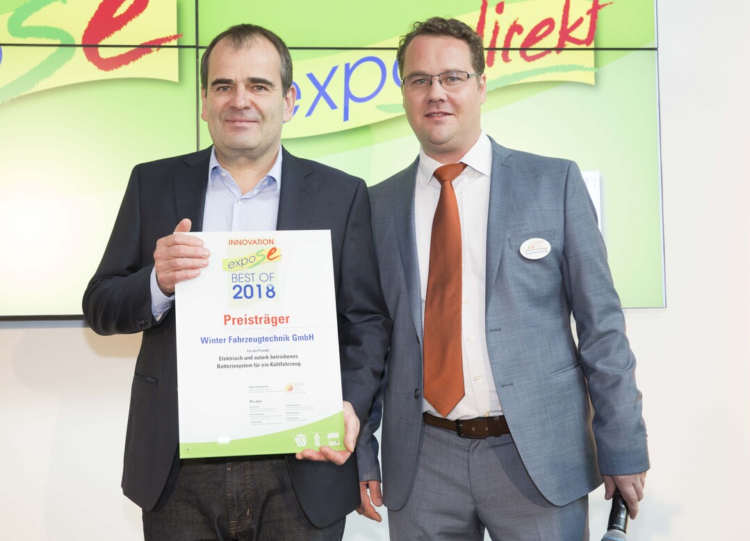 Innovationspreis fr elektrisches und autark betriebenes Batteriesystem der Winter Fahrzeugtechnik: Jrgen Winter, Geschftsfhrer der Winter Fahrzeugtechnik, (l.) und Simon Schumacher, VSSE-Vorstandssprecher (r.).