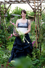 Die Spargelprinzessin Birgit I. Janßen lädt zum „Walbecker Spargel g.g.A.“-Saisonstart-Fest ein.