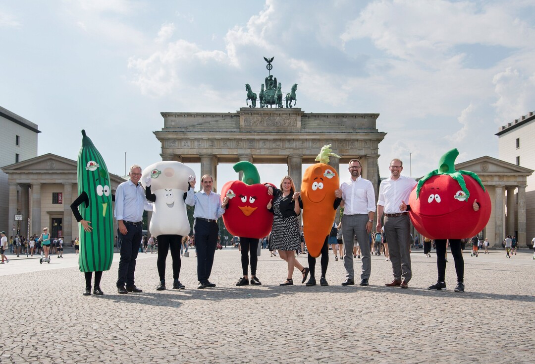 Dr. Henning Ehlers (Deutscher Raiffeisenverband), Dr. Hans-Dieter Stallknecht (Bundesausschuss Obst und Gemüse), Laura Lafuente (Fachgruppe Gemüsebau im Bundesausschuss Obst und Gemüse) und Bertram Fleischer (Zentralverband
Gartenbau) unterstützen Dr. Christian Weseloh und die Kampagne „Deutschland
- Mein Garten“ der BVEO.