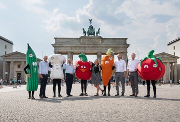 Dr. Henning Ehlers (Deutscher Raiffeisenverband), Dr. Hans-Dieter Stallknecht (Bundesausschuss Obst und Gemse), Laura Lafuente (Fachgruppe Gemsebau im Bundesausschuss Obst und Gemse) und Bertram Fleischer (Zentralverband
Gartenbau) untersttzen Dr. Christian Weseloh und die Kampagne Deutschland
- Mein Garten der BVEO.