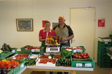 Walter Leuzinger mit seiner Frau Pascale im Hofladen mit einer farbenfrohen Tomatenvariation