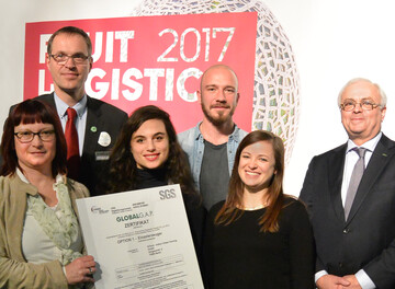 Betina Jahn (ganz links) von der Prfgesellschaft SGS berreicht das GLOBALG.A.P.-Zertifikat.