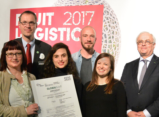 Betina Jahn (ganz links) von der Prfgesellschaft SGS berreicht das GLOBALG.A.P.-Zertifikat.