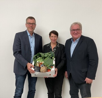 Der wiedergewhlte BOG-Vorsitzende Jens Stechmann (r.) mit Staatssekretrin Silvia Bender und BOG-Vize Christian Ufen.
