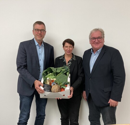 Der wiedergewhlte BOG-Vorsitzende Jens Stechmann (r.) mit Staatssekretrin Silvia Bender und BOG-Vize Christian Ufen.