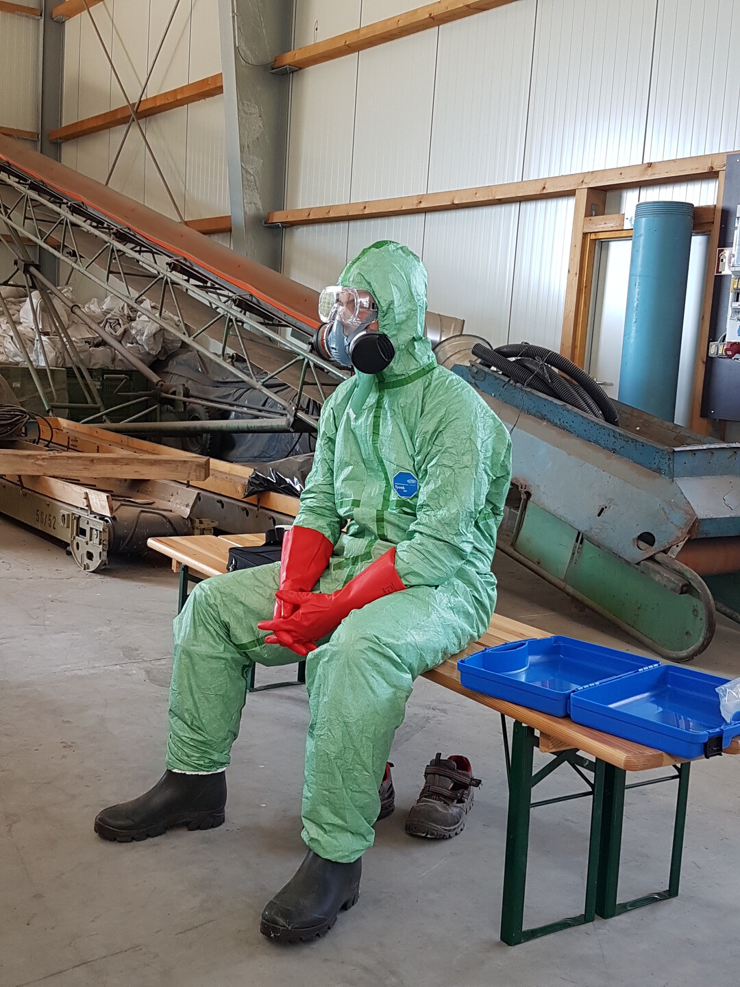 Geforderte Schutzkleidung beim Pflanzenschutz in der Praxisvorfhrung.