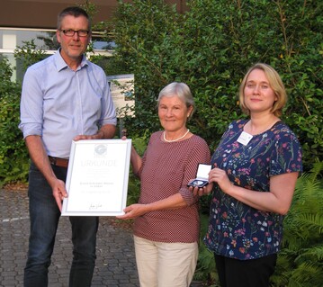 BfG-Vorsitzender Christian Ufen und BfG-Geschftsfhrerin Laura Lafuente berreichten die Ernst-Schrder-Mnze in Silber an Dr. Ingeborg Koch vom Dienstleistungszentrum Lndlicher Raum in Rheinland-Pfalz (DLR).