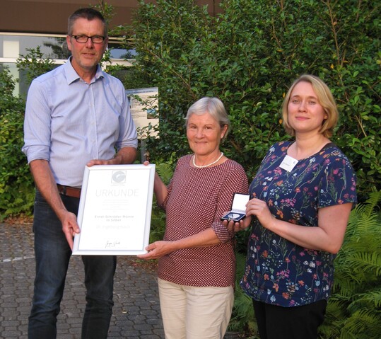 BfG-Vorsitzender Christian Ufen und BfG-Geschftsfhrerin Laura Lafuente berreichten die Ernst-Schrder-Mnze in Silber an Dr. Ingeborg Koch vom Dienstleistungszentrum Lndlicher Raum in Rheinland-Pfalz (DLR).