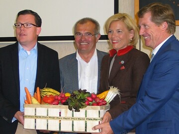 Torbjrn Kartes (MdB), Hermann Reber, Julia Klckner und BWV-Prsident Eberhardt Hartelt (v.l.n.r) diskutierten auf dem Pfalzmarkt mit Erzeugern ber aktuelle Sorgen der Branche. 