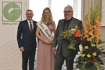 ZVG-Prsident Jrgen Mertz und Blumenfee Annika Stroers gratulieren Wilhelm Bck zur Wiederwahl als ZVG-Vizeprsident.