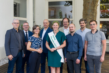 Die Referenten der ffentlichen Mitgliederversammlung zeigten die unterschiedlichen Facetten der KI-Thematik auf.
(v. l.) Dr. Holger Schmidt, ZVG-Prsident Jrgen Mertz, Prof. Jana Zinkernagel, Jrg Hernando Gotthardt, Deutsche Blumenfee 2022/23 Regina Haindl, Stefan Obser, Marc Schubhan, Dr. Klaus Mller und Florian Haselbeck.