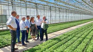 Tauschten sich ber die Belange und Herausforderungen des Gartenbaus aus (von links): Christian Ufen (Vorsitzender der Bundesfachgruppe Gemsebau), Hermann Berchtenbreiter (Prsident des Bayerischen Grtnerei-Verbandes), Jrgen Mertz (Prsident des Zentralverbandes Gartenbau), Bundeslandwirtschaftsminister Cem zdemir, die bayerische Landwirtschaftsministerin Michaela Kaniber, Ludwig Hartmann (Fraktionsvorsitzender der Grnen im Bayerischen Landtag), Wilhelm Bck (Vizeprsident des Zentralverbandes Gartenbau).