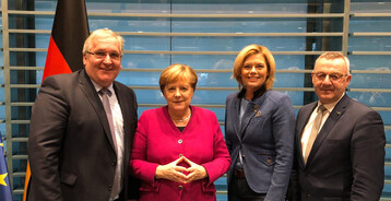 ZVG-Prsident Jrgen Mertz (r) und BOG-Vorsitzender Jens Stechmann mit Bundeskanzlerin Angela Merkel und Bundeslandwirtschaftsministerin Julia Klckner beim Landwirtschaftsgipfel im Kanzleramt.